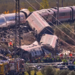 COLISIÓN FERROVIARIA EN ESPAÑA DEJA DECENAS DE FALLECIDOS