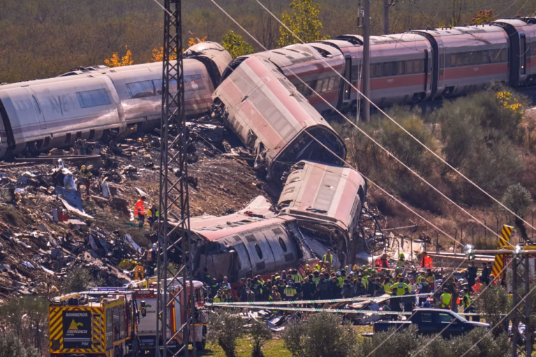 COLISIÓN FERROVIARIA EN ESPAÑA DEJA DECENAS DE FALLECIDOS