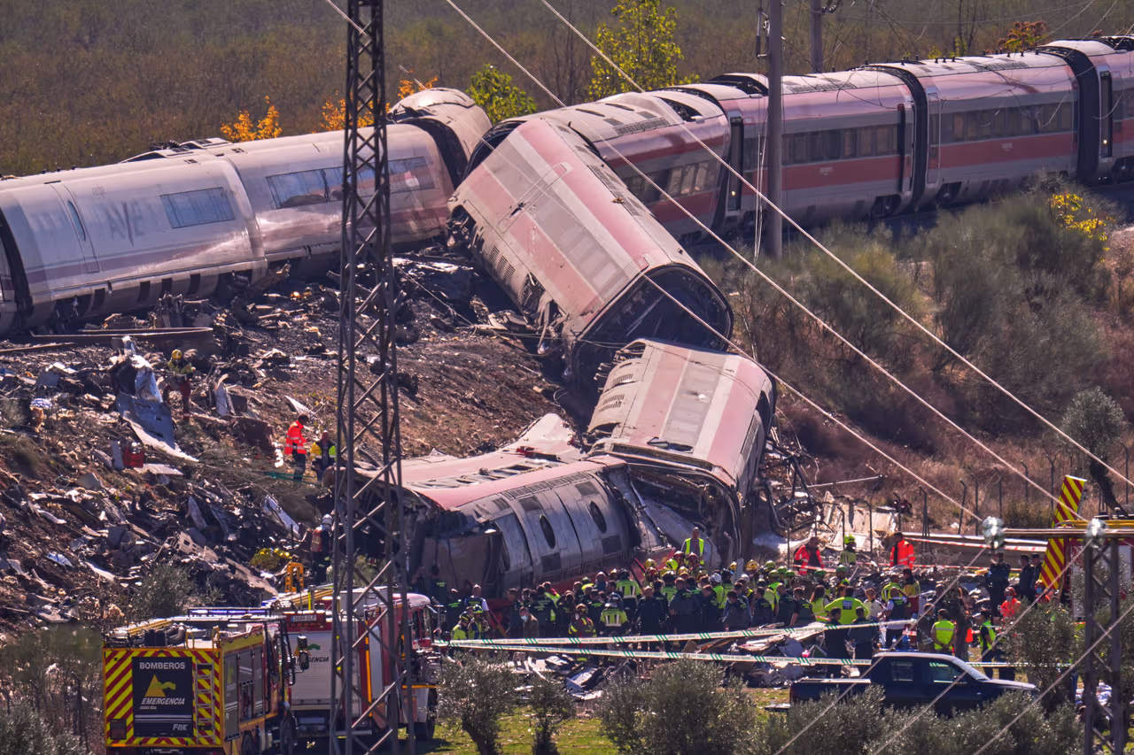 COLISIÓN FERROVIARIA EN ESPAÑA DEJA DECENAS DE FALLECIDOS